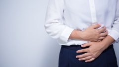 如何缓解绞痛（胃痛的常见原因和治疗方法）