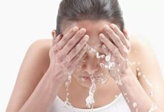 为什么不能用热水洗脸，会导致皮肤敏感（用温水清洗）